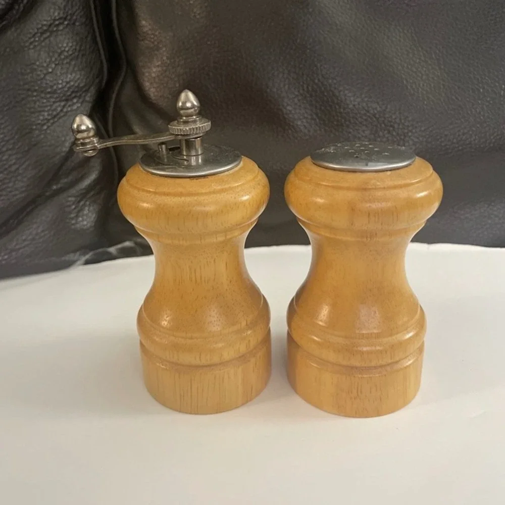 Wooden Salt Pepper Shaker